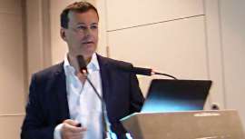 El profesional ha narrado una conferencia sobre rejuvenecimiento facial con láser ablativo