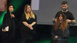 Bajo el auspicio de LOréal Professionnel, el estilista irlandés ha exhibido cortes desarreglados y despeinados aunque muy técnicos y elegantes a la vez. Bradshaw y su equipo proponen looks innovadores que rompen con lo establecido