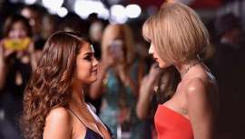 La cantante, quien se dio a conocer con una larga melena de princesa de cuento, deslumbró en los Grammy con un corte carré, provisto de flequillo, y un tono rubio beige parecido al peinado de Anna Wintour, editora de Vogue