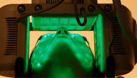 Se trata de un equipo diseñado específicamente para realizar tratamientos de estética facial integral, en base a fototerapia y fotoporación, en acción combinada con productos cosméticos