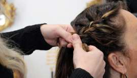 Las trenzas nunca pasan de moda. Ahora se reinventan en su versión más deportiva y práctica. Las Boxer Braids se conocen como las trenzas de las boxeadoras. Hilary Swank las lució en la película Million Dollar Baby, de Clint Eastwood 