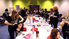 Los nuevos diseños en cabellos largos, por parte del estilista y su equipo, captaron el interés de los jóvenes profesionales asistentes a las sesiones organizadas