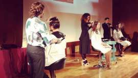 Ante más de 200 peluqueros, el equipo técnico de Toni & Guy dio a conocer la colección que revoluciona el sector. Los flequillos y líneas geométricas de tonos dinámicos son los protagonistas