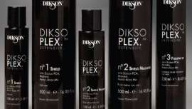 Esta innovación garantiza una protección más eficaz del cabello durante los tratamientos técnicos. La aplicación se efectúa sin modificar las modalidades tradicionales y sin interferir en su duración y resultado 