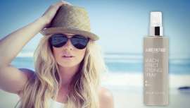 Este spray de sal marina facilita un estilo desenfadado, típico de los días de sol y playa. El resutado es un pelo con textura, cuerpo y acabado mate 