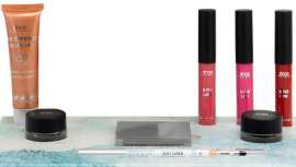 El estilo que marcó una década, el Glam, vuelve para aportar una estética femenina y extravagante. Stage Line aporta una colección de varios productos de absoluta tendencia 