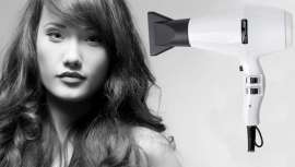 Corioliss amplía su gama de secadores con este lanzamiento. Kompactissimo combina un generador iónico integrado con un motor turbo de 2.100 vatios de potencia