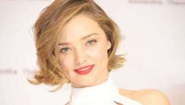 Hace más de un mes que cortó su melena y sorprendió a todos con un bonito bob. Ahora, la modelo va más allá y apuesta por un carré retro que inspira diversos cortes de pelo de cara al verano 