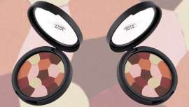 Ofrece un tono uniforme, luminoso y natural para un rostro bello, con una extremada ligereza y tacto sedoso