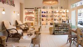El nuevo salón, situado en el centro de Barcelona, cuenta con servicio de belleza, tratamientos faciales, masajes y terapias corporales. Su interioriorismo ha contado con Bárbara Aurel y los especialistas The Thing Thinks & Co.