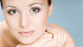 El doctor Gómez Bravo ha ideado una técnica, de cirugía avanzada, que corrige el descolgamiento del párpado superior y que obtiene resultados visibles a partir de las dos semanas de la intervención