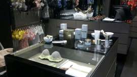 Los escenarios elegidos para mostrar sus nuevos productos, destinados a mujeres de todas las edades, fueron los espacios Andrés Sardá de Madrid y Barcelona Arûde