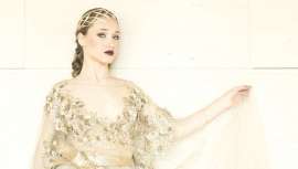 El salón bilbaíno ha creado esta colección semirretro inspirada en los looks y el estilo Haute Couture de la época. Marcel Arranz, dirigido por Pilar Díaz, ha versionado una mujer elegante y delicada que cuida cada detalle de su imagen