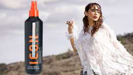 Contiene ingredientes revitalizantes que generan esa sensación de agua salada sobre el cabello húmedo. Este espray da juego y aporta una textura flexible. La melena gana en flexibilidad y cuerpo