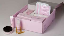 Esta línea cosmética antiedad, gracias a su combinación de ingredientes cosméticos activos de propiedades nobles, ejerce una acción reafirmante y tensora de las capas superficiales de la epidermis