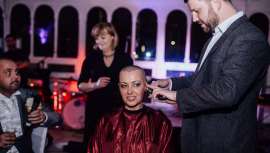 Joan Lyons, de 44 años, decidió afeitarse la cabeza para darle una sorpresa a su esposo, quien padece cáncer de páncreas terminal. Con ello, le rindió un homenaje muy emotivo a pesar de los duros momentos que atraviesan 