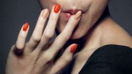 La compañía de comida rápida Kentucky Fried Chicken entra de lleno en el mundo de la cosmética con un esmalte de uñas con sabor a pollo