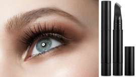 El cepillo peina las cejas para darles forma al tiempo que aplica el producto fácilmente en un único gesto