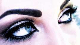 Paris Berlin Maquillage Professionnel presenta Les Pépites, polvos nacarados ultrafinos que resaltan rostro y cuerpo. Hay cinco tonos de efectos reflejo