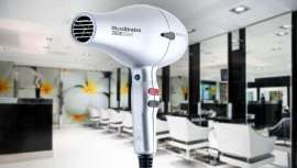 El ya conocido accesorio se presenta en el color de moda, plata mate. Este secador incorpora ahora tecnología más puntera, de la mano de un silenciador integrado 