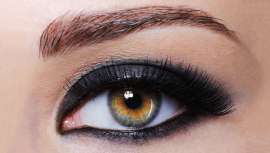 No hay temporada en la que el diseño de cejas no cambie. Esta primavera­-verano se llevan frondosas y prominentes, como en etapas anteriores. Pero algo ha cambiado, vuelve la forma afilada