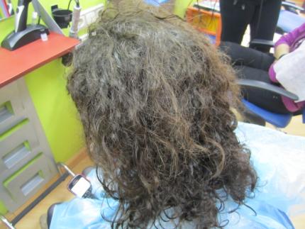 Exposición PELUQUERIA: niña de 12 años...agobiada la su cabello