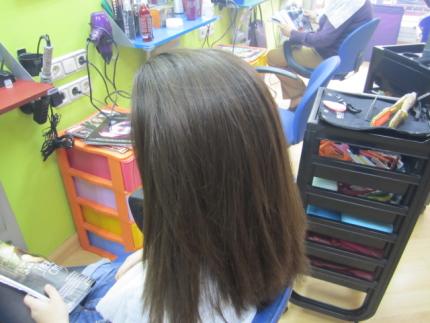 colisión Grasa suspensión Exposición PELUQUERIA: niña de 12 años...agobiada la madre con su cabello