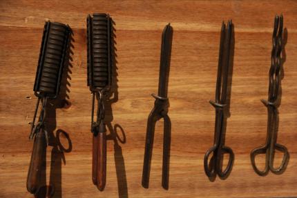 Herramientas antiguas de hierro para moldear el cabello