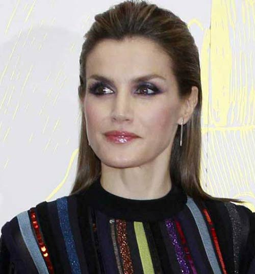 Los secretos del look efecto semiwet de la reina Letizia