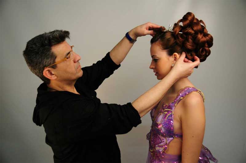 Manuel Lazo's presenta su curso de recogidos en Barcelona Beauty School