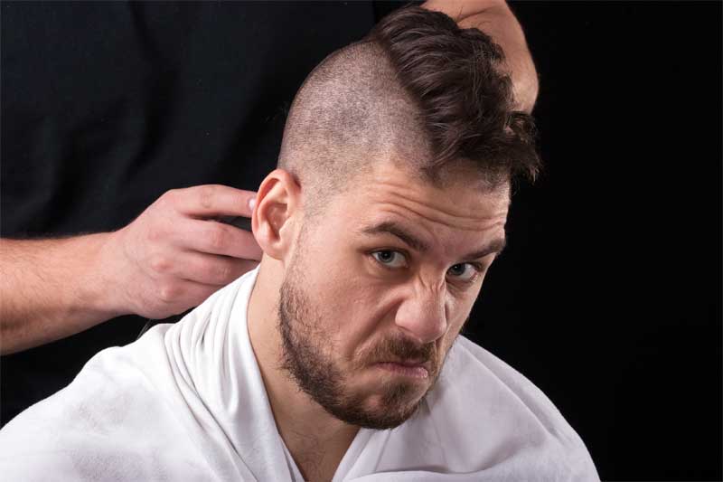 Corte de cabelo mohawk volta repaginado e vira tendência entre o