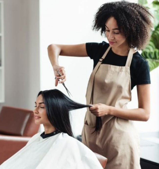 peluquera con clienta cortando el pelo