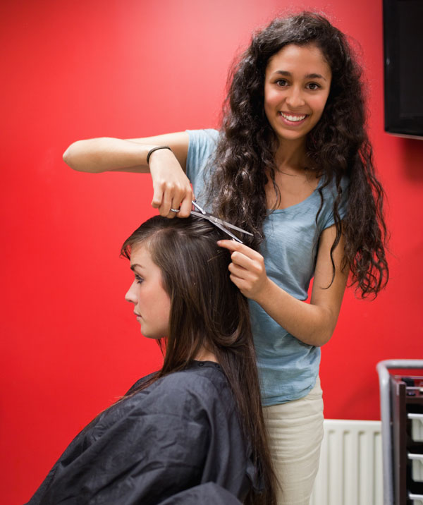 Peluquerías africanas, latinas y europeas unidas contra los prejuicios