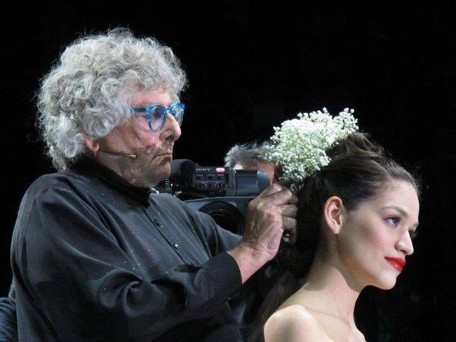 Aldo Coppola peinando a una modelo