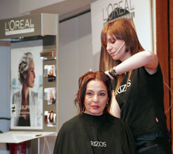 peluquera trabajando con modelo