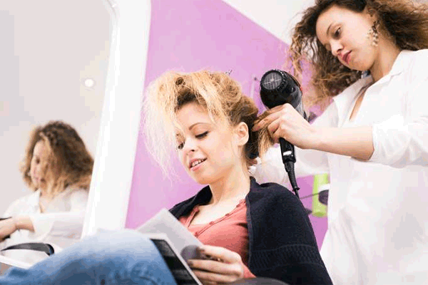 Fatiga y lesión laboral, asignatura pendiente en la peluquería